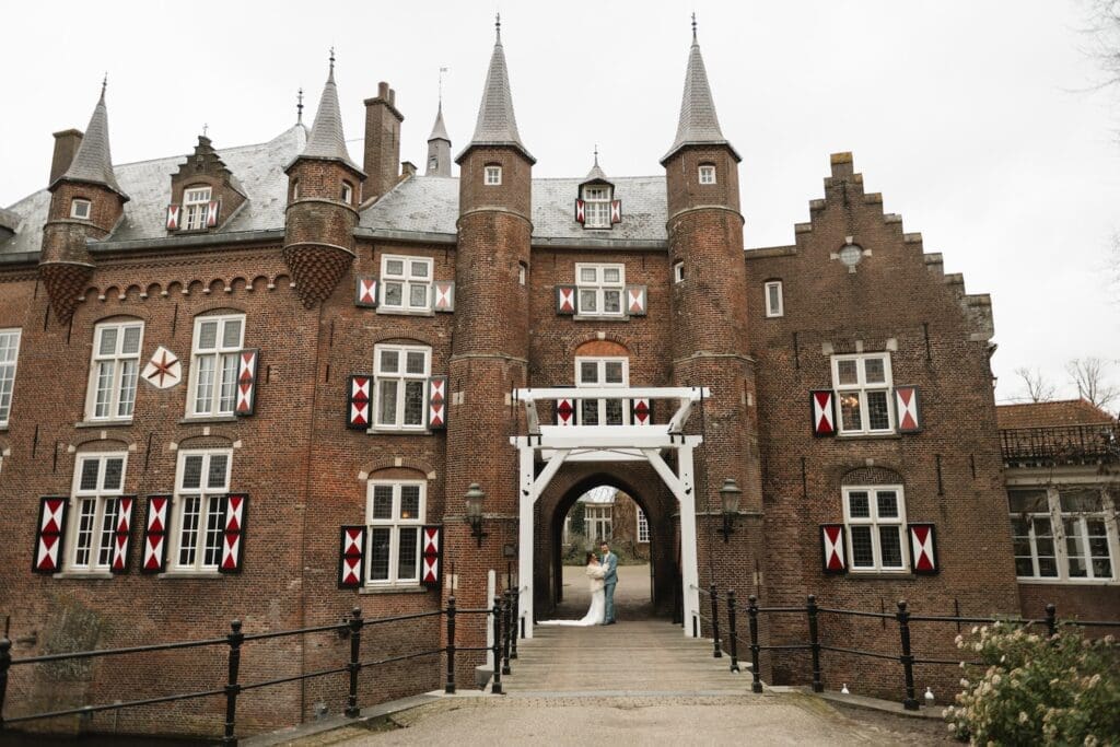 Tips voor een ontspannen bruiloft. Bruidspaar kijkt elkaar verliefd aan bij Kasteel Maurick in Vught