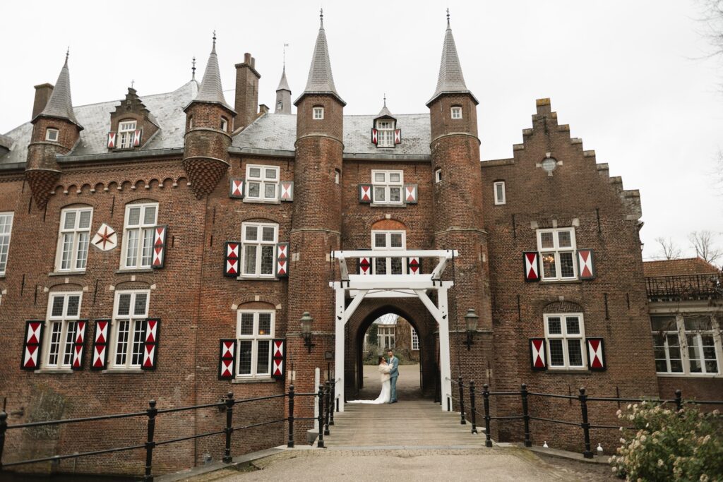 Trouwen bij Kasteel Maurick in Vught, bruidspaar bij kasteel
